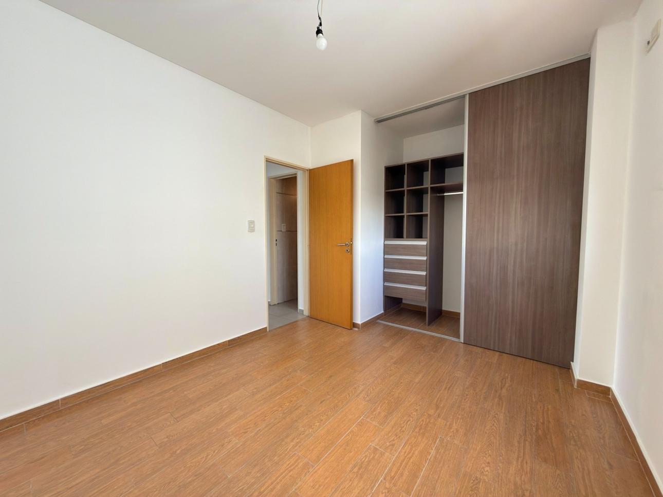 Departamento de 2 ambientes con balcon y cochera