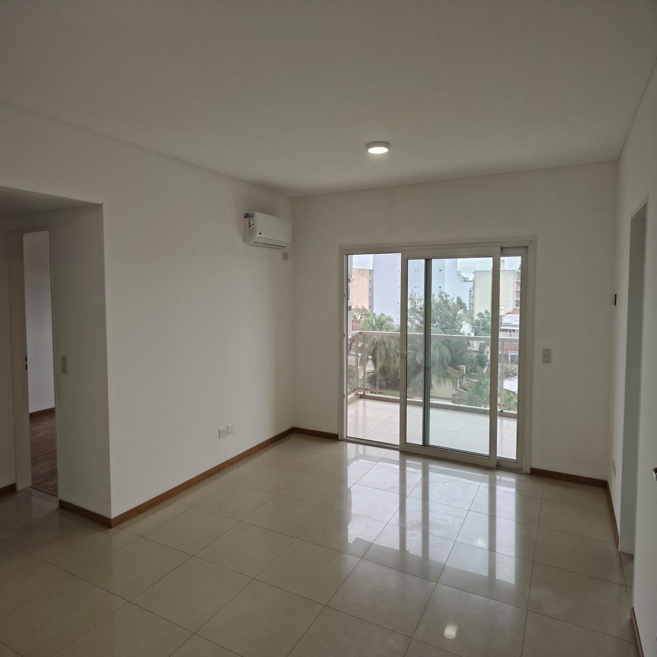 Departamento con garage, baulera, balcon y amenities