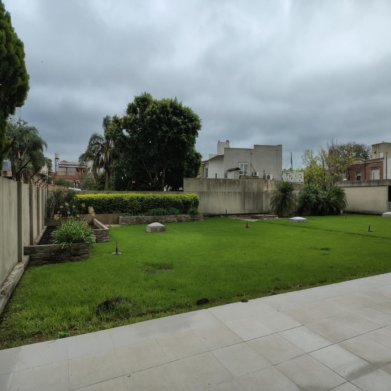 Departamento con garage, baulera, balcon y amenities