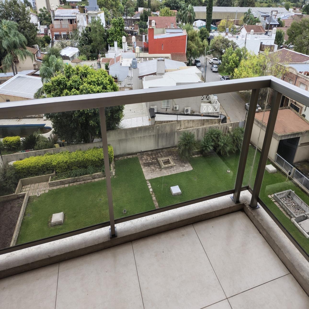 Departamento con garage, baulera, balcon y amenities