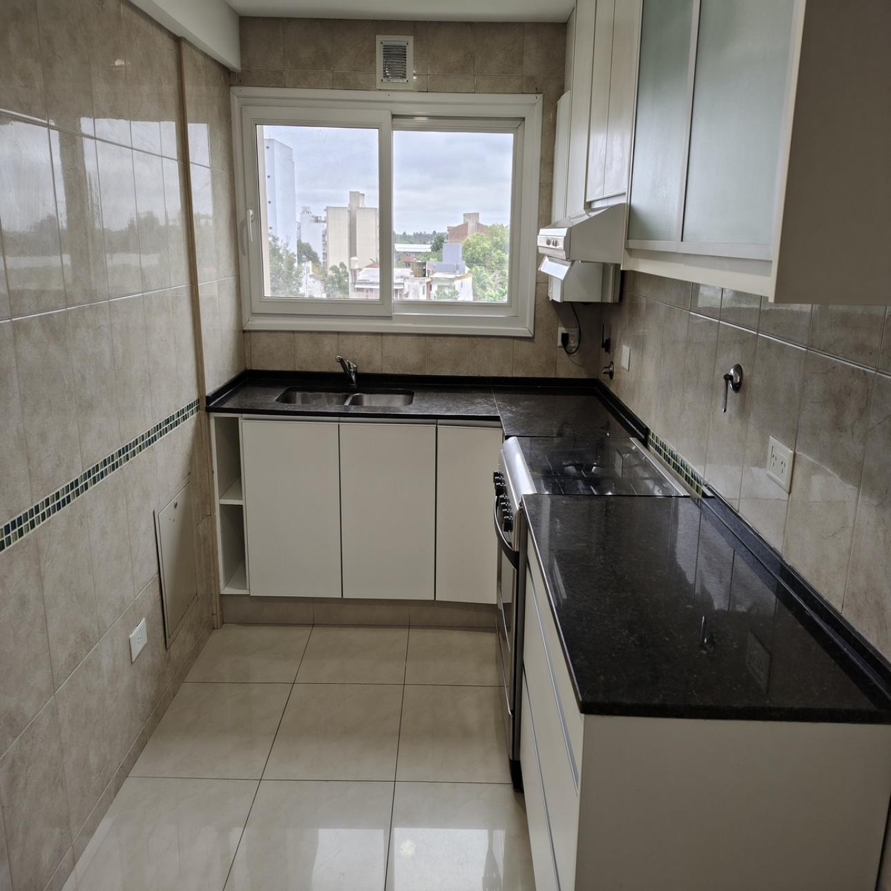Departamento con garage, baulera, balcon y amenities