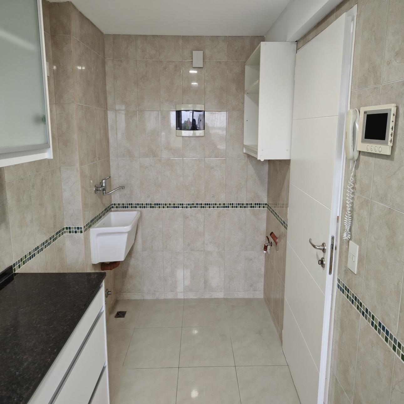 Departamento con garage, baulera, balcon y amenities