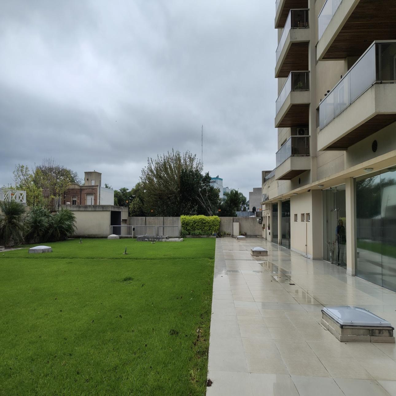 Departamento con garage, baulera, balcon y amenities