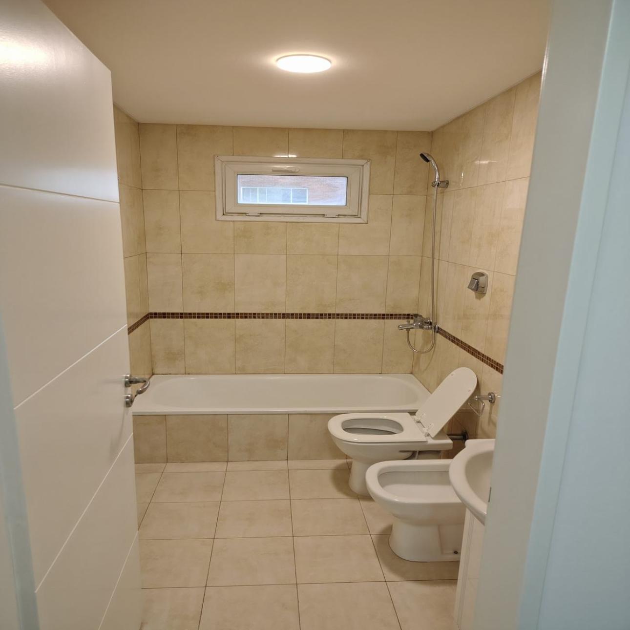 Departamento con garage, baulera, balcon y amenities