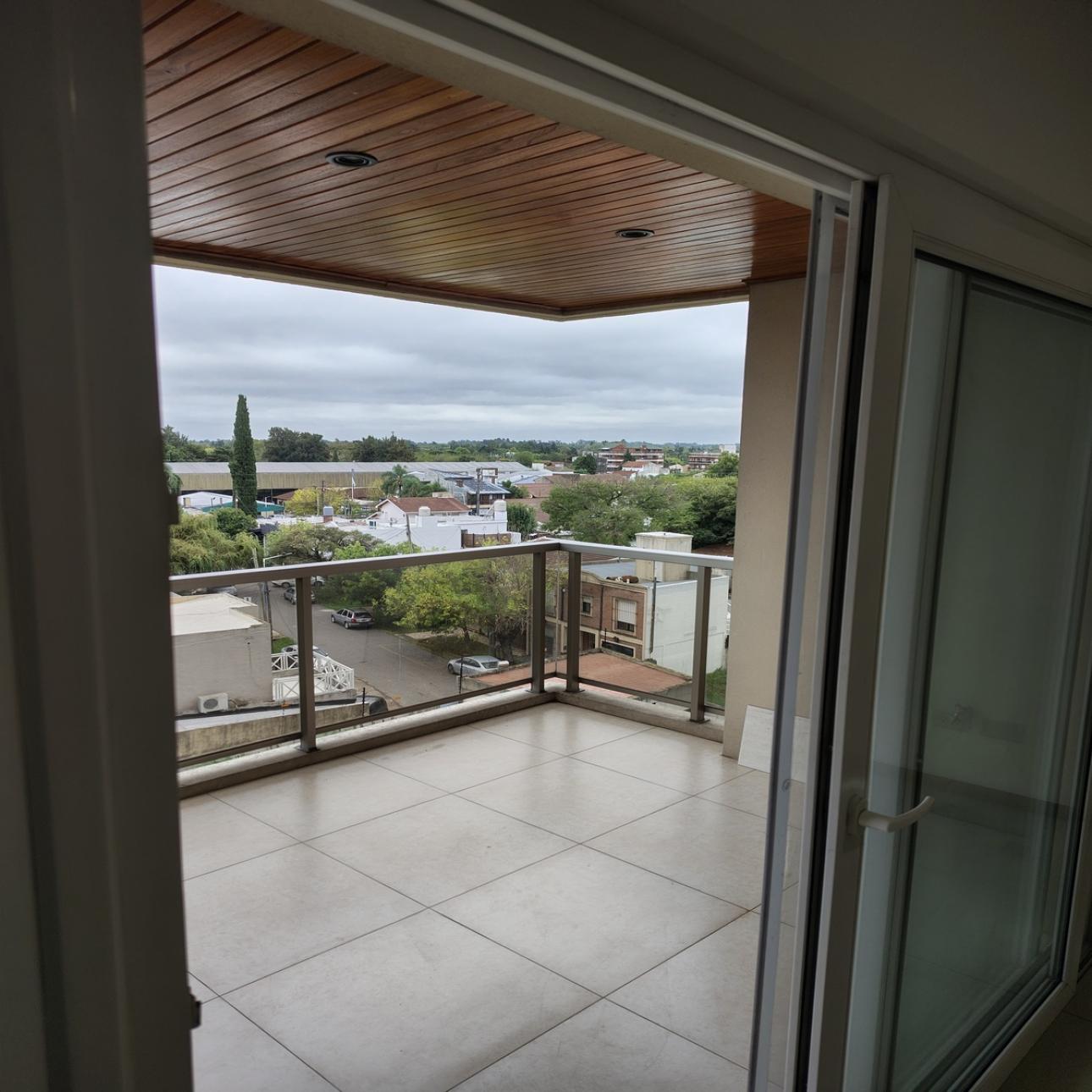 Departamento con garage, baulera, balcon y amenities