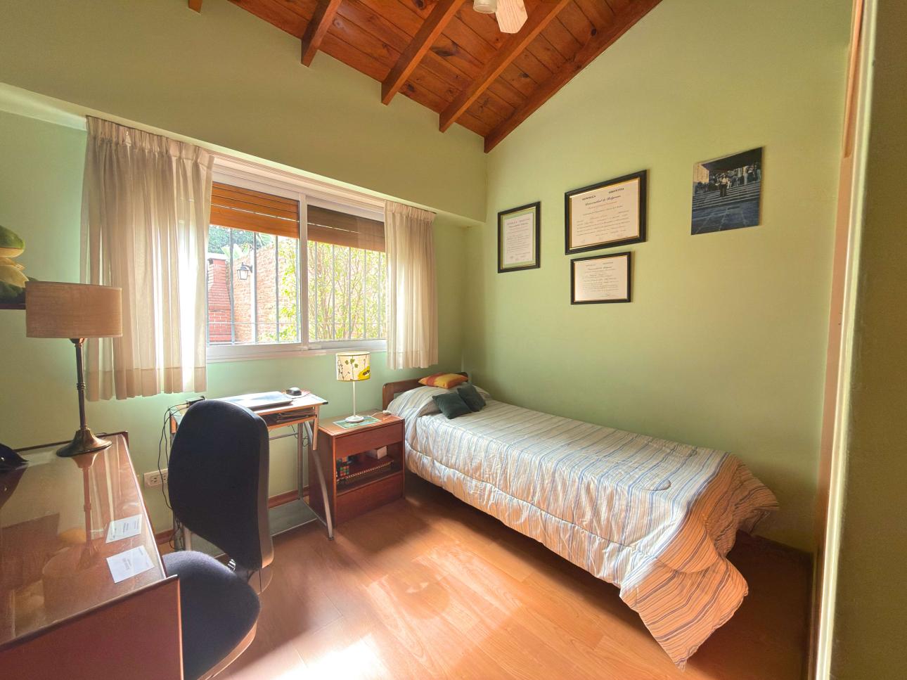 Chalet de 3 ambientes con parque, garage y quincho