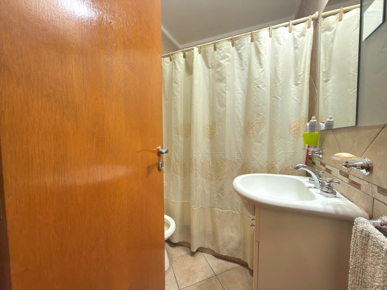 Chalet de 3 ambientes con parque, garage y quincho