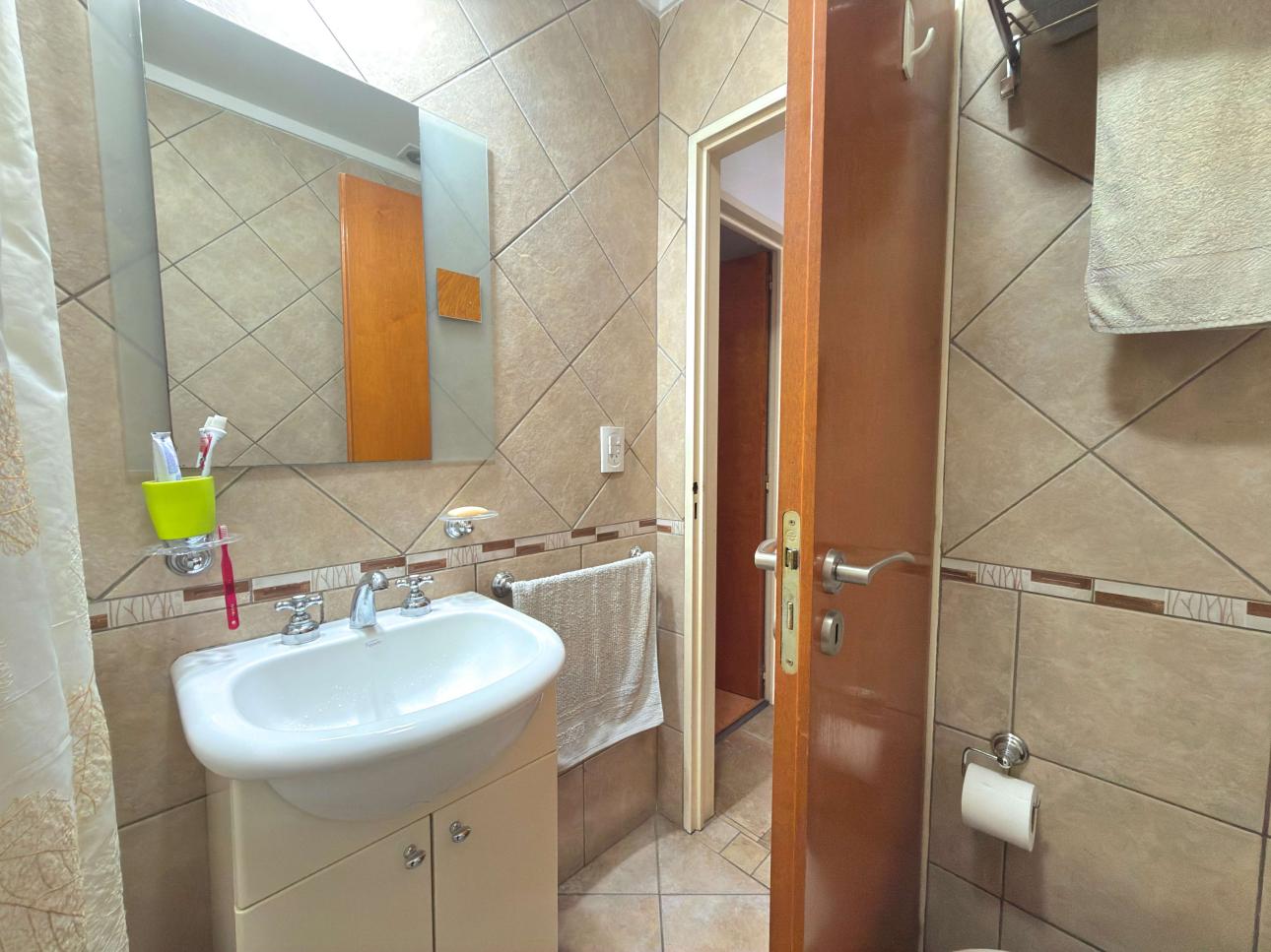 Chalet de 3 ambientes con parque, garage y quincho