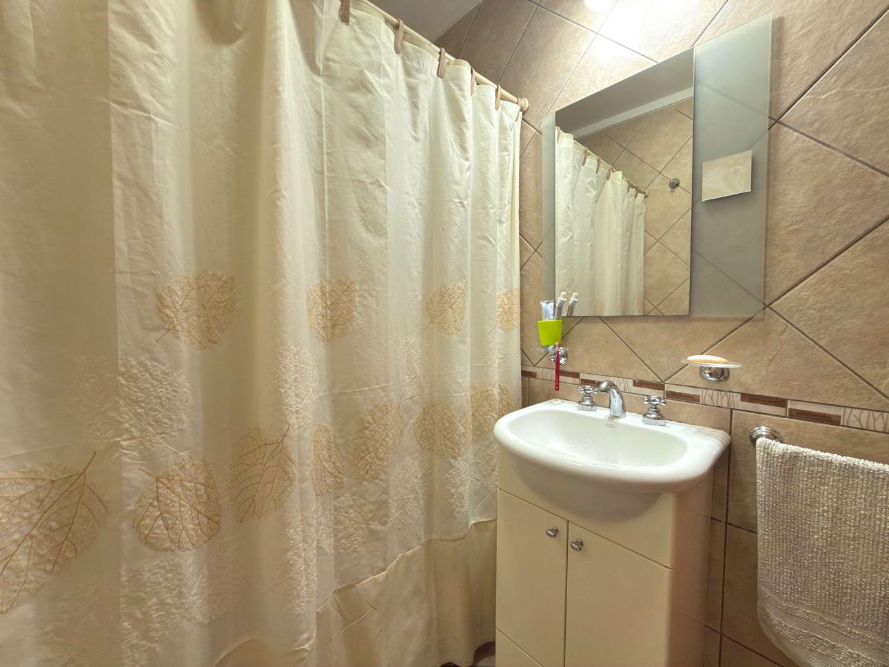 Chalet de 3 ambientes con parque, garage y quincho