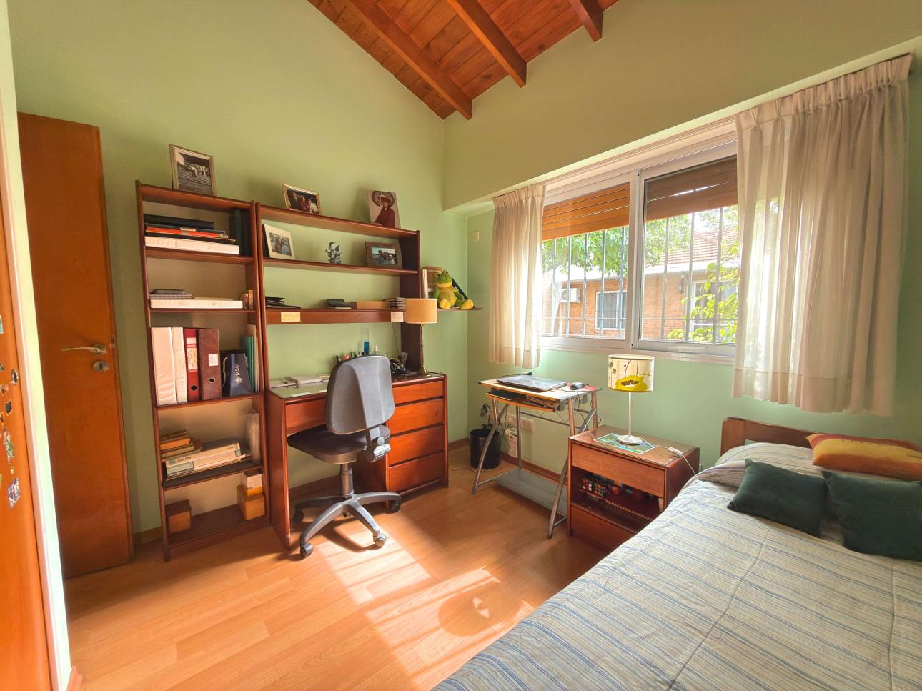 Chalet de 3 ambientes con parque, garage y quincho
