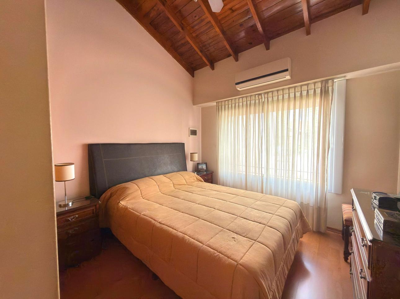 Chalet de 3 ambientes con parque, garage y quincho