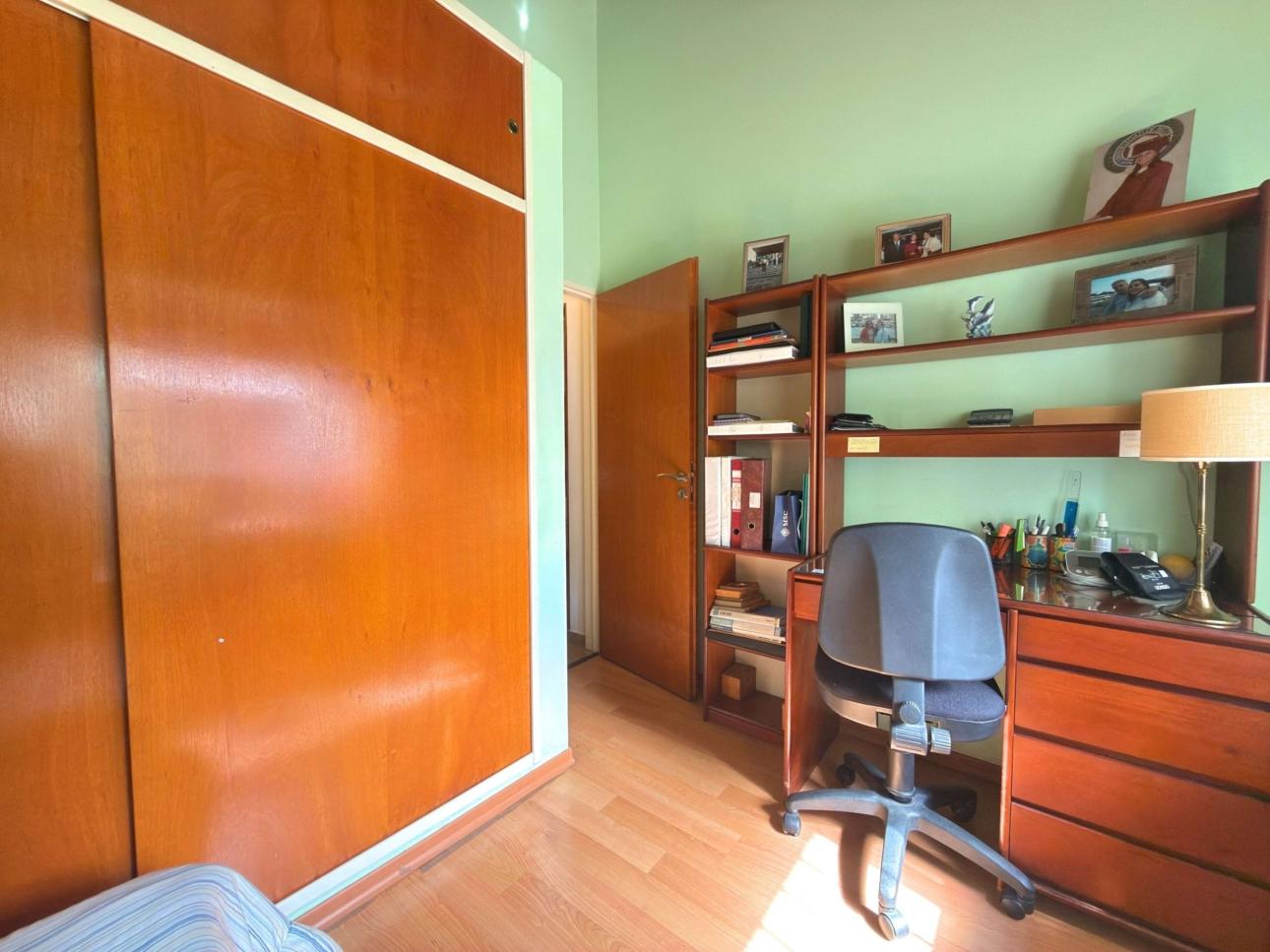 Chalet de 3 ambientes con parque, garage y quincho