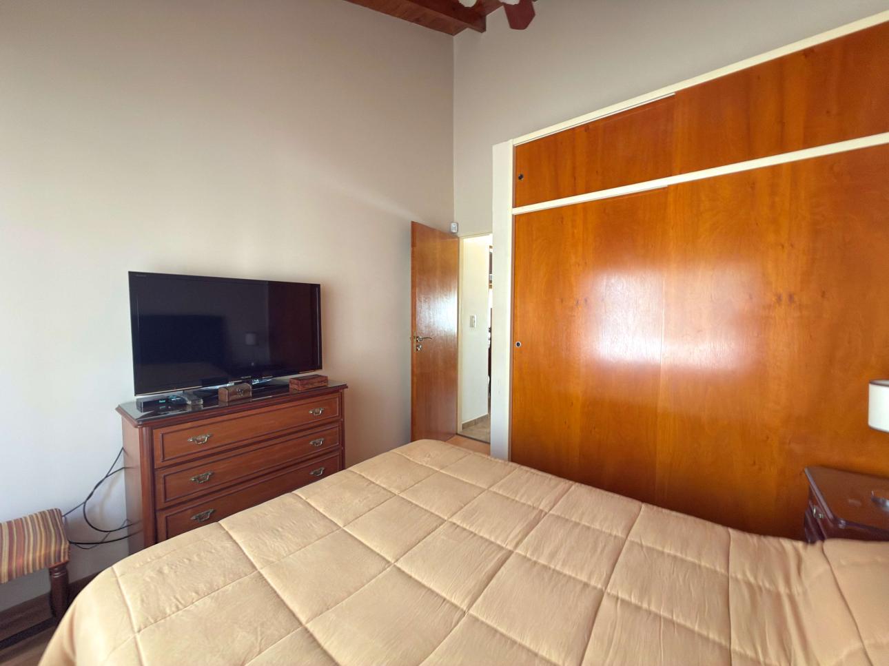 Chalet de 3 ambientes con parque, garage y quincho