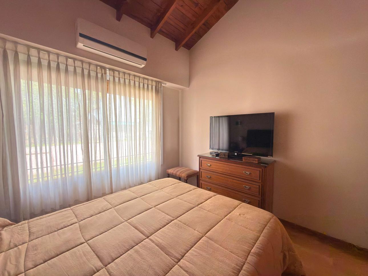 Chalet de 3 ambientes con parque, garage y quincho