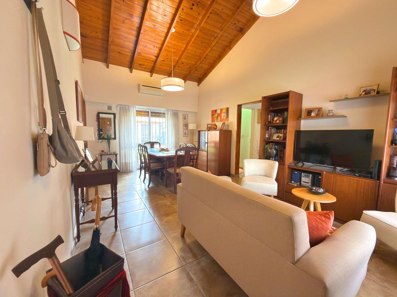 Chalet de 3 ambientes con parque, garage y quincho