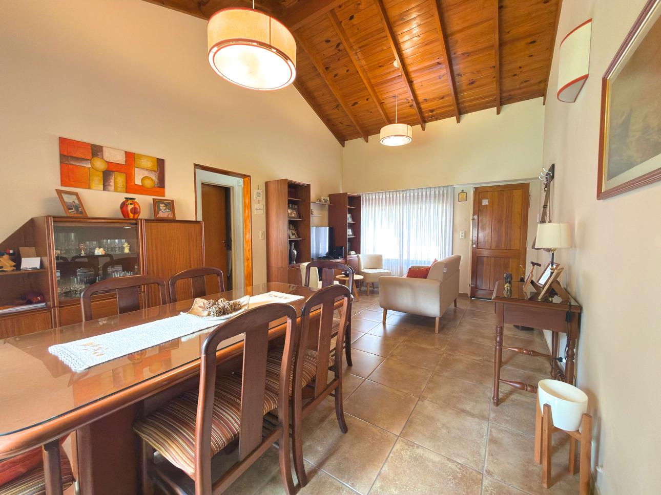 Chalet de 3 ambientes con parque, garage y quincho