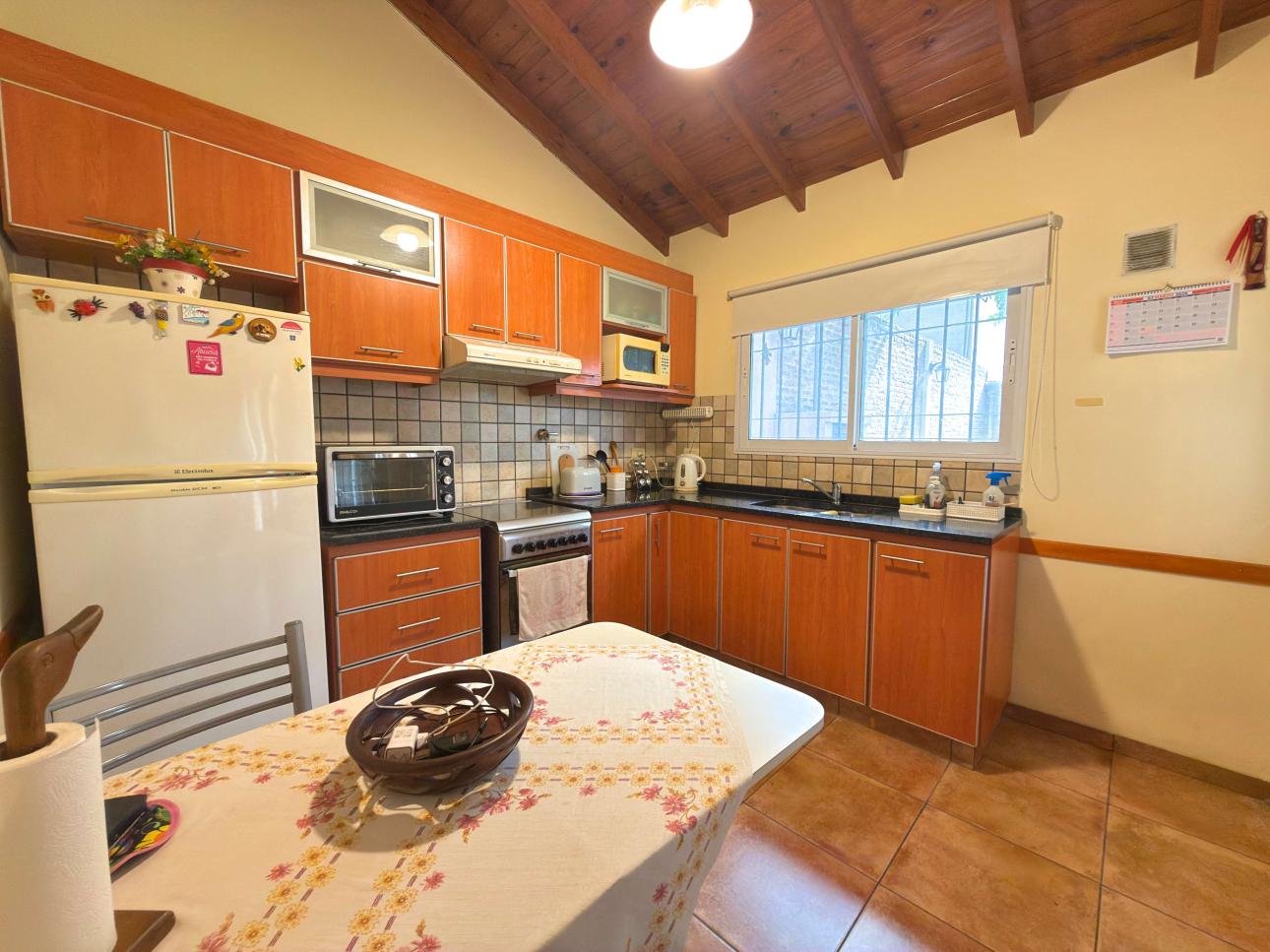 Chalet de 3 ambientes con parque, garage y quincho