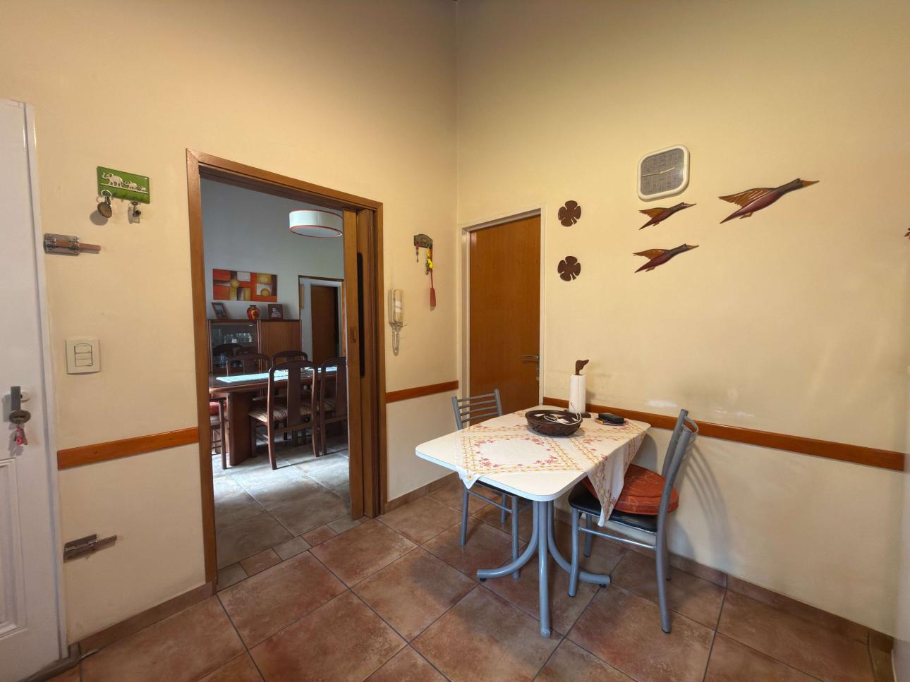 Chalet de 3 ambientes con parque, garage y quincho