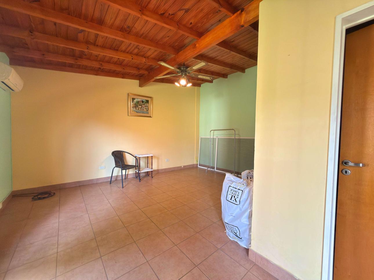 Chalet de 3 ambientes con parque, garage y quincho