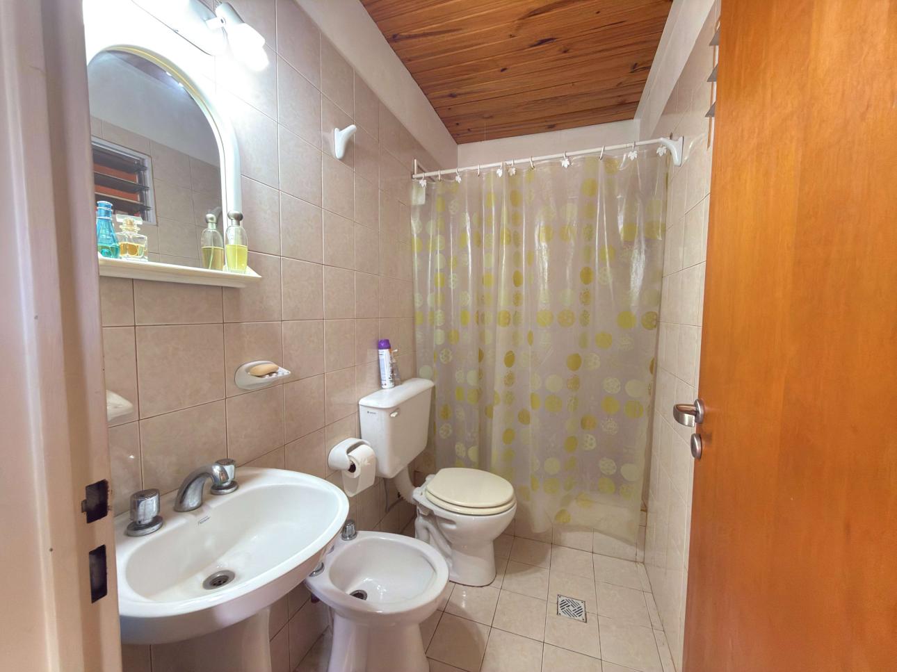 Chalet de 3 ambientes con parque, garage y quincho
