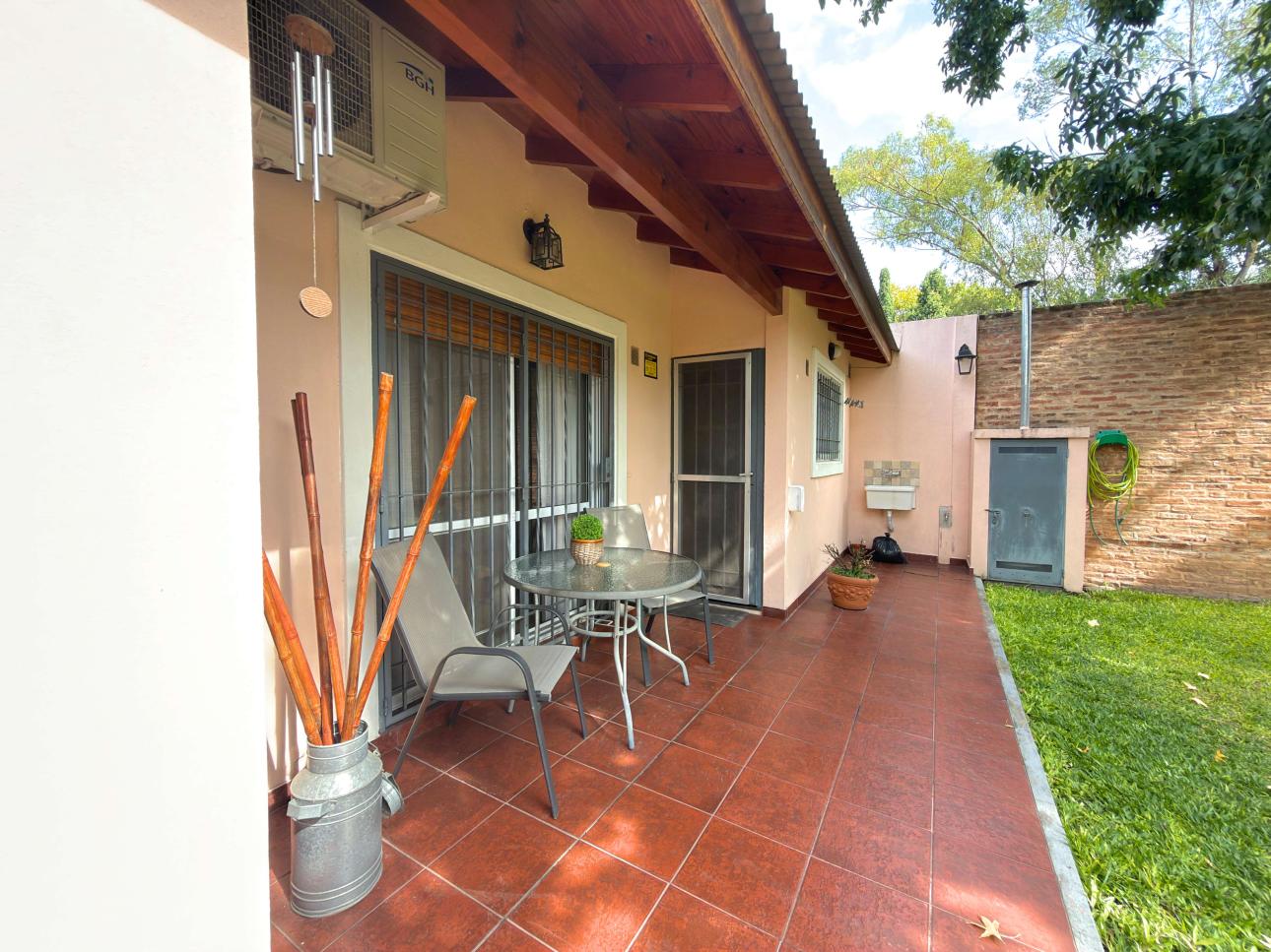 Chalet de 3 ambientes con parque, garage y quincho