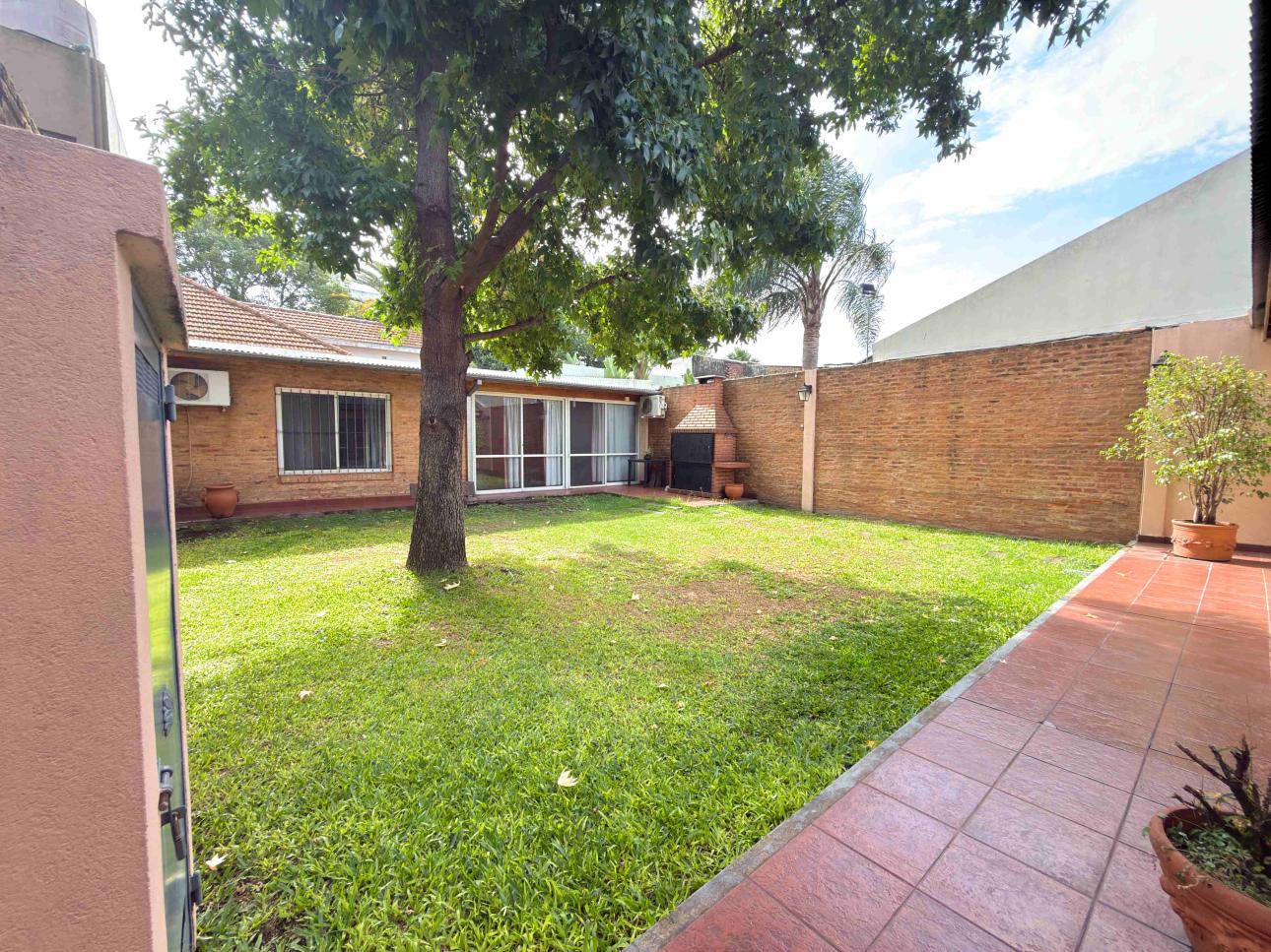 Chalet de 3 ambientes con parque, garage y quincho