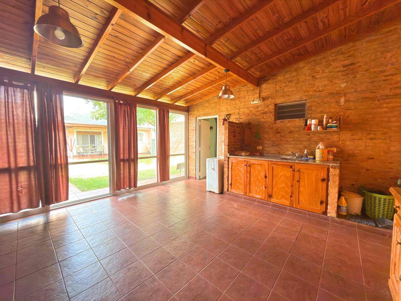 Chalet de 3 ambientes con parque, garage y quincho