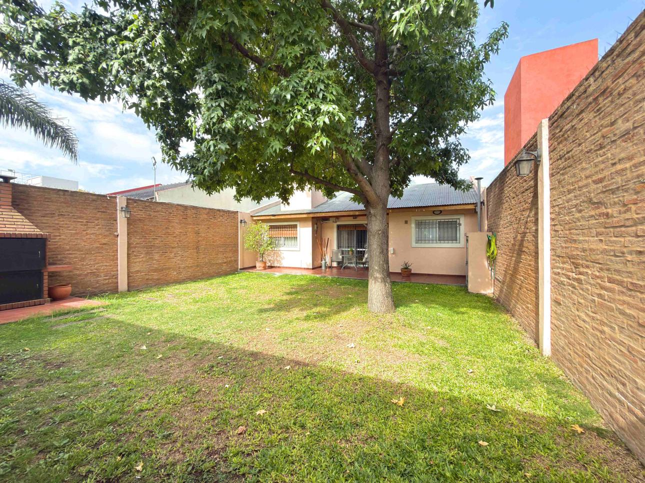 Chalet de 3 ambientes con parque, garage y quincho