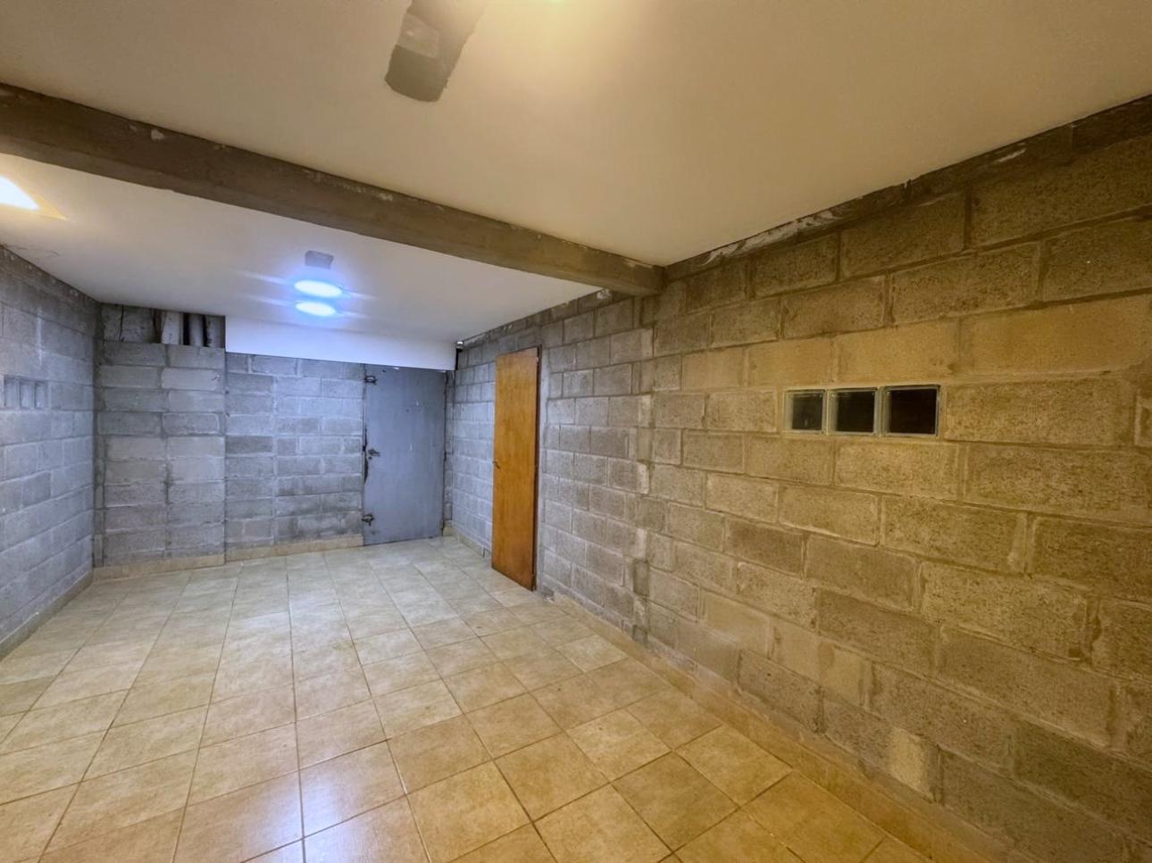Galpón 240 m2 a mts Av Triunvirato