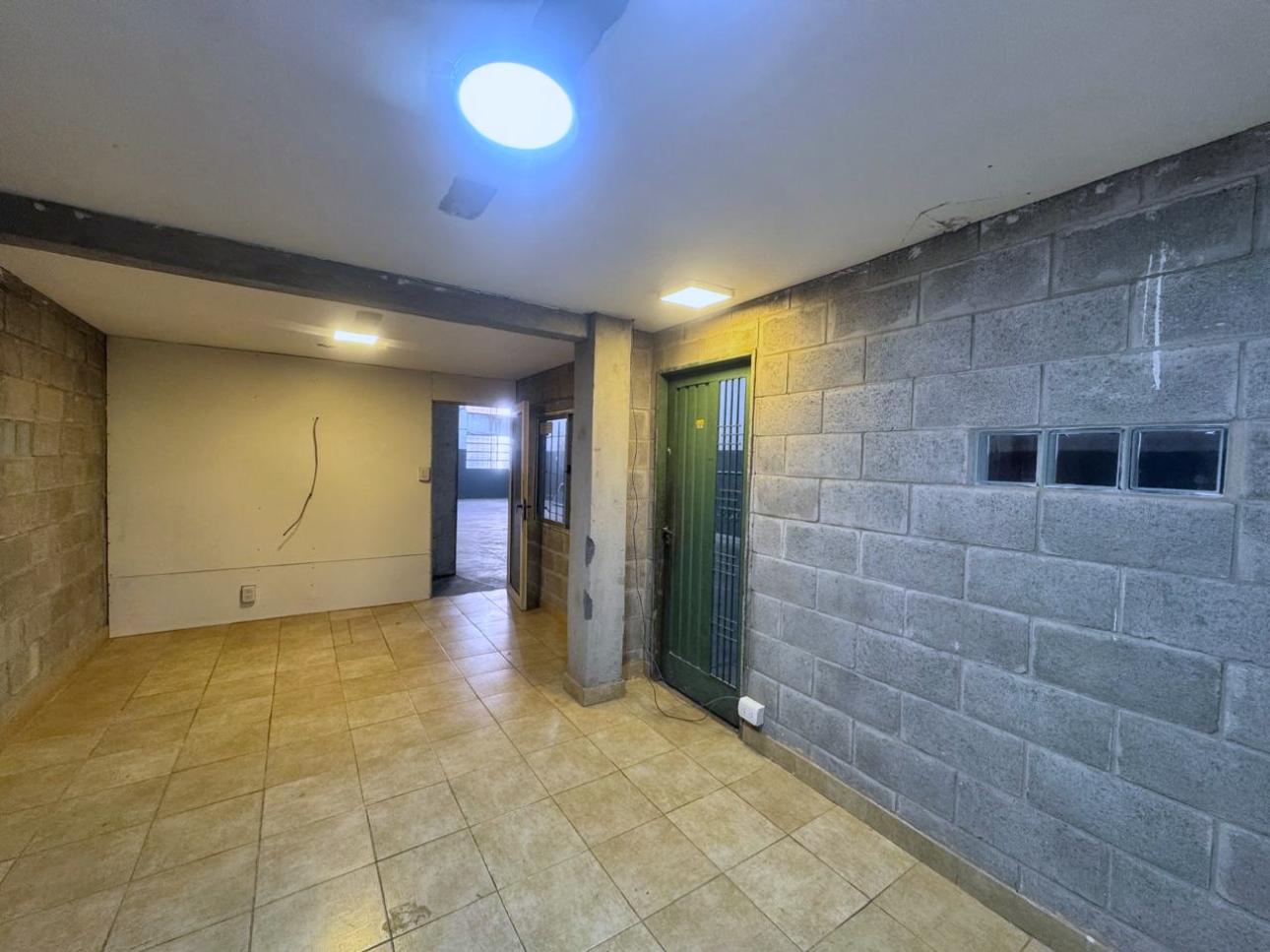 Galpón 240 m2 a mts Av Triunvirato