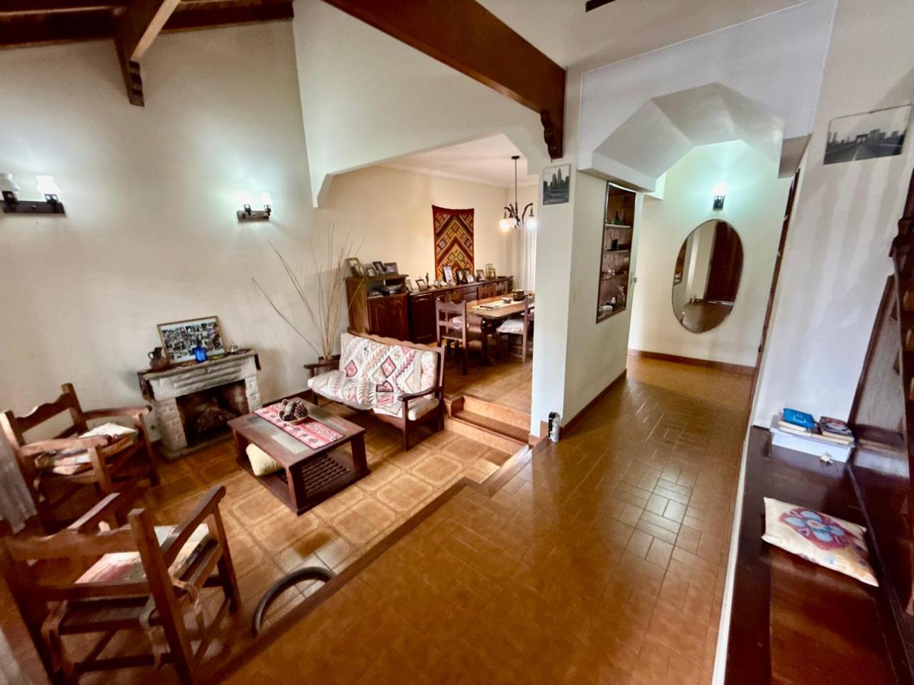 Excelente Chalet de 4 amb.  en ubicación privilegiada