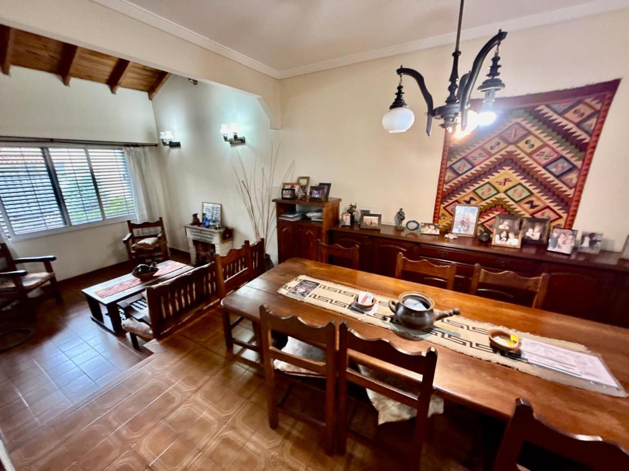 Excelente Chalet de 4 amb.  en ubicación privilegiada