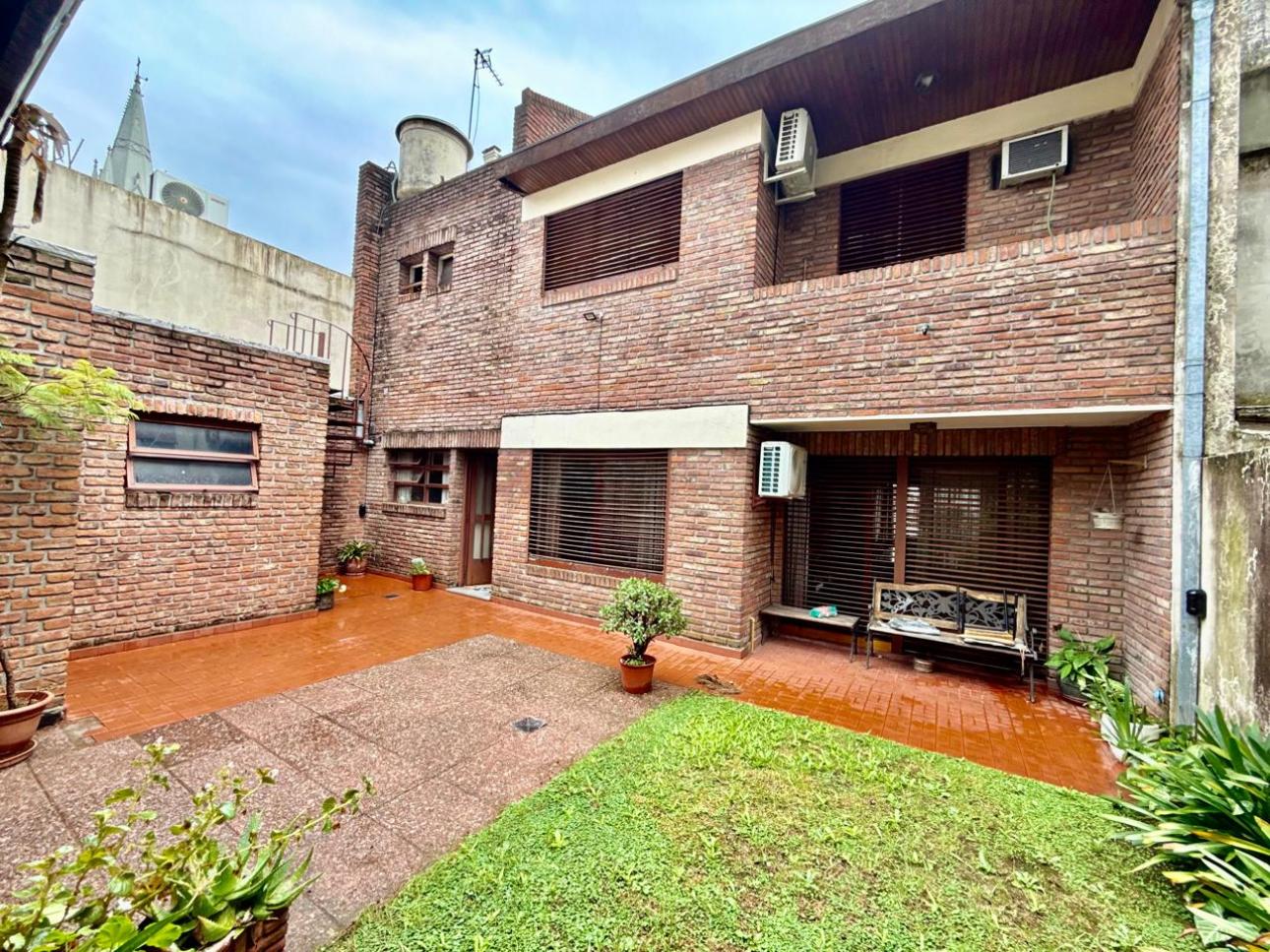 Excelente Chalet de 4 amb.  en ubicación privilegiada