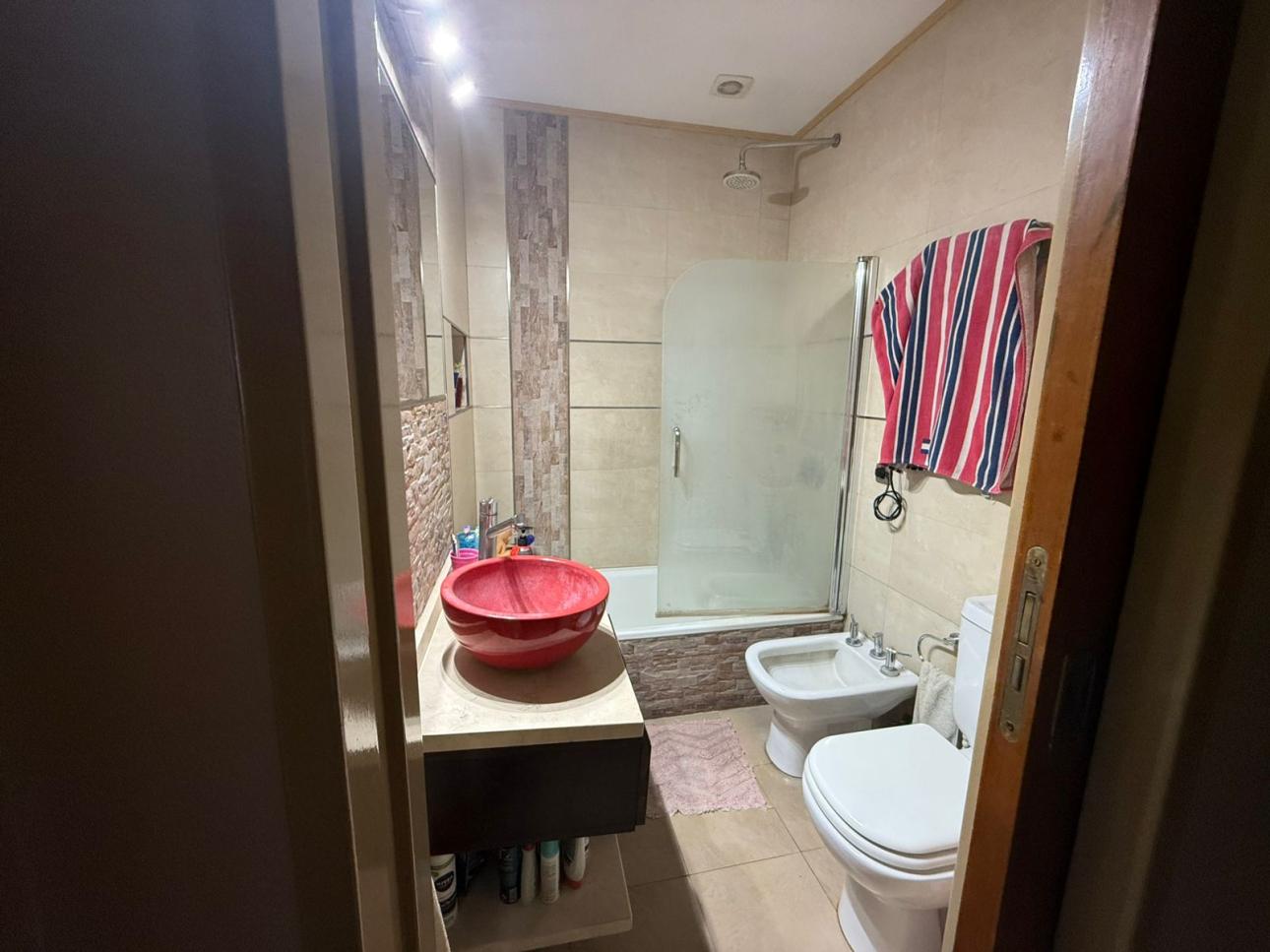 HERMOSO PH TIPO CASA DE 4 AMBIENTES MUY BUEN ESTADO