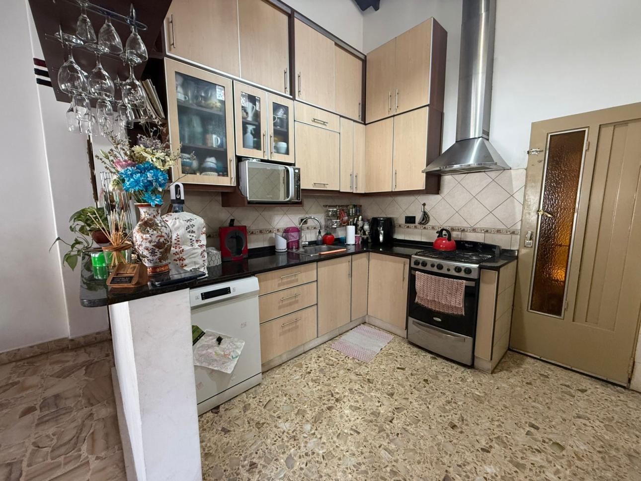 HERMOSO PH TIPO CASA DE 4 AMBIENTES MUY BUEN ESTADO