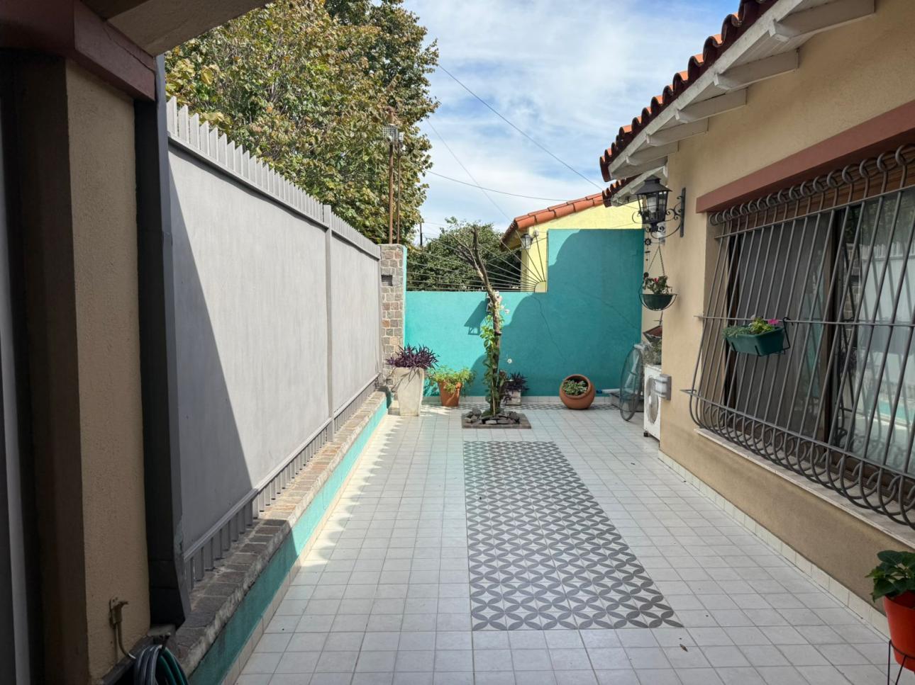 HERMOSO PH TIPO CASA DE 4 AMBIENTES MUY BUEN ESTADO