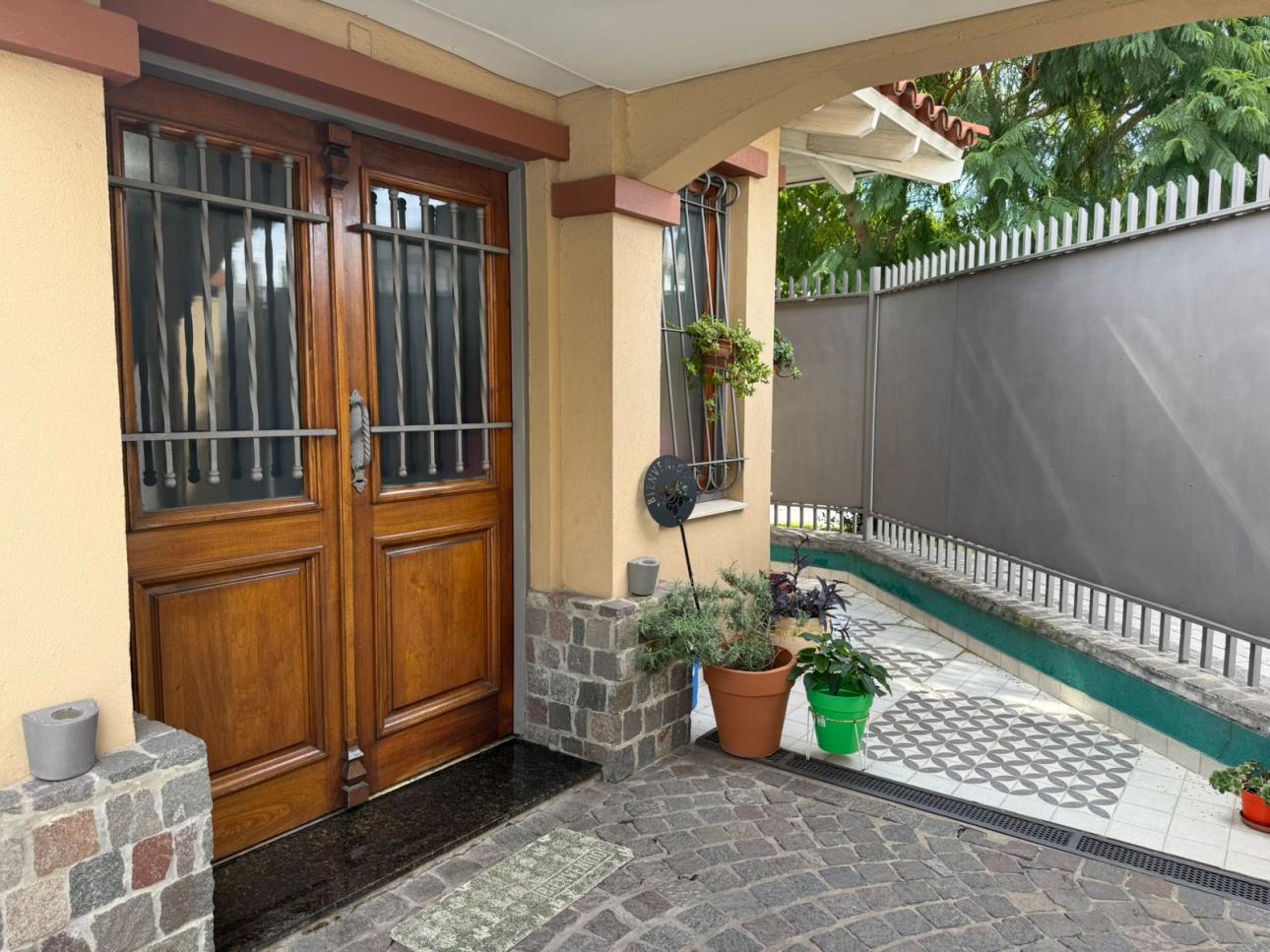 HERMOSO PH TIPO CASA DE 4 AMBIENTES MUY BUEN ESTADO