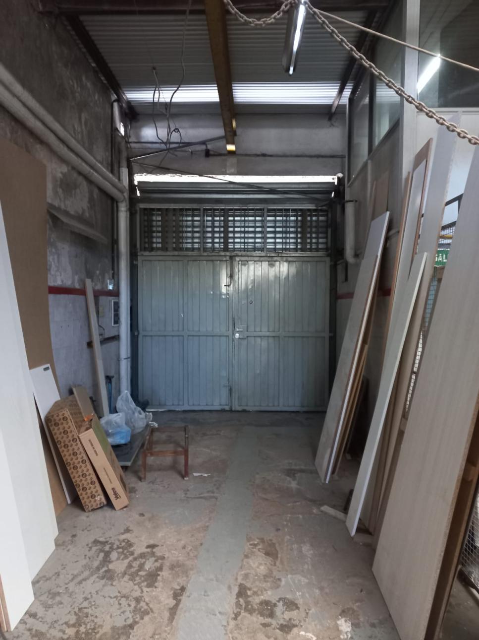 Galpón 300 m2 a m. de Libertad