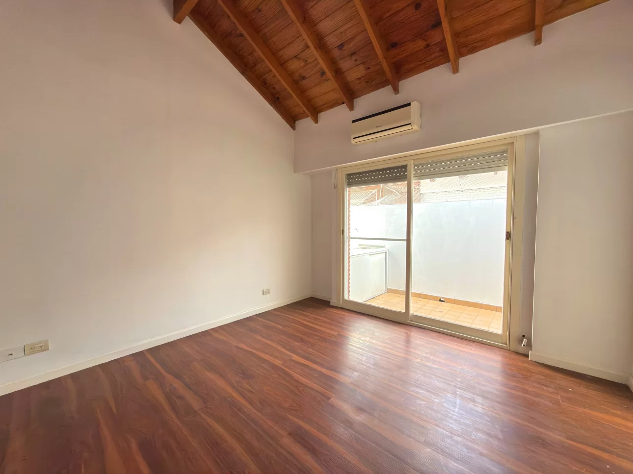 Departamento de 2 y 1/2 ambientes en duplex con balcon