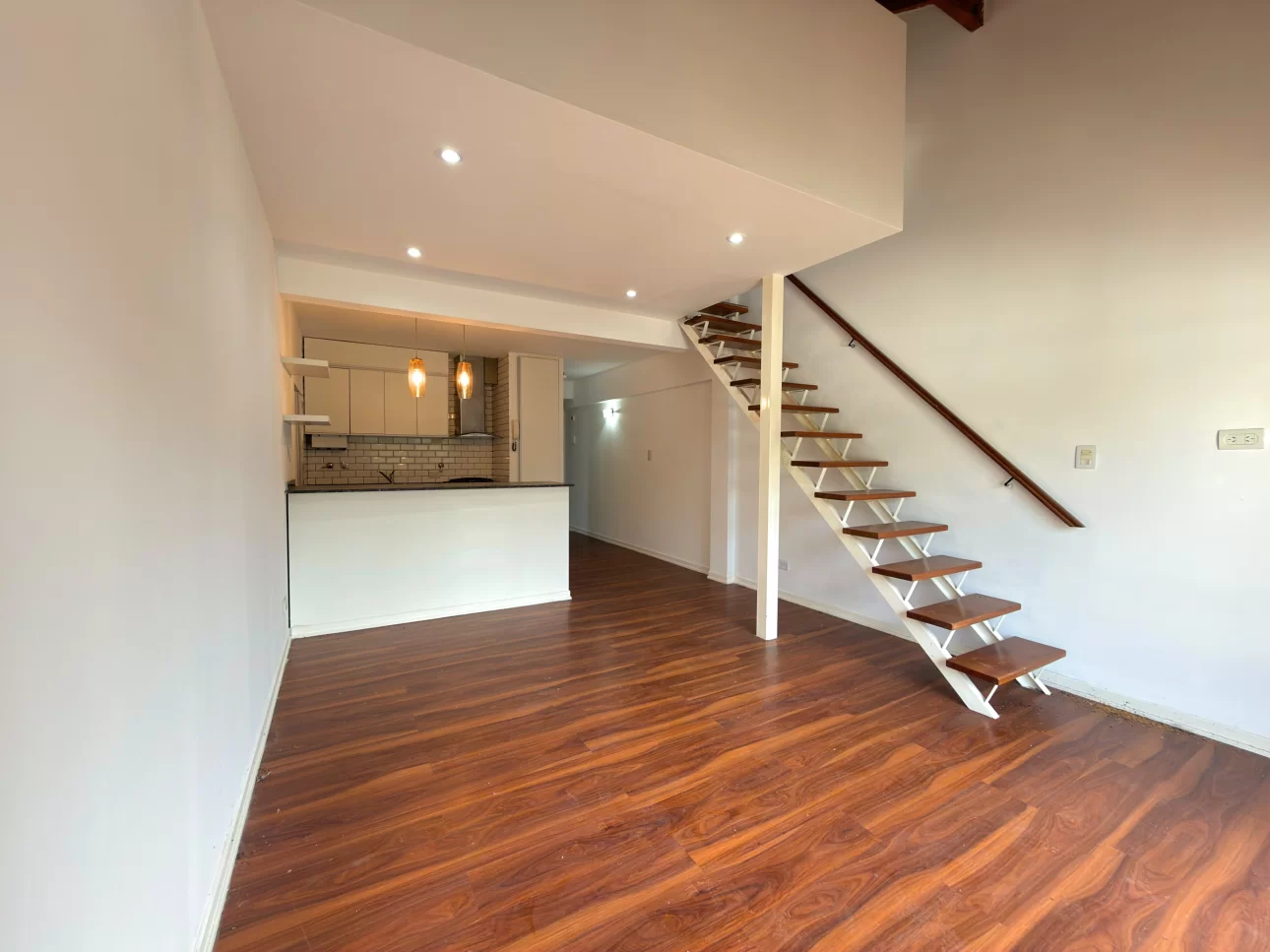 Departamento de 2 y 1/2 ambientes en duplex con balcon