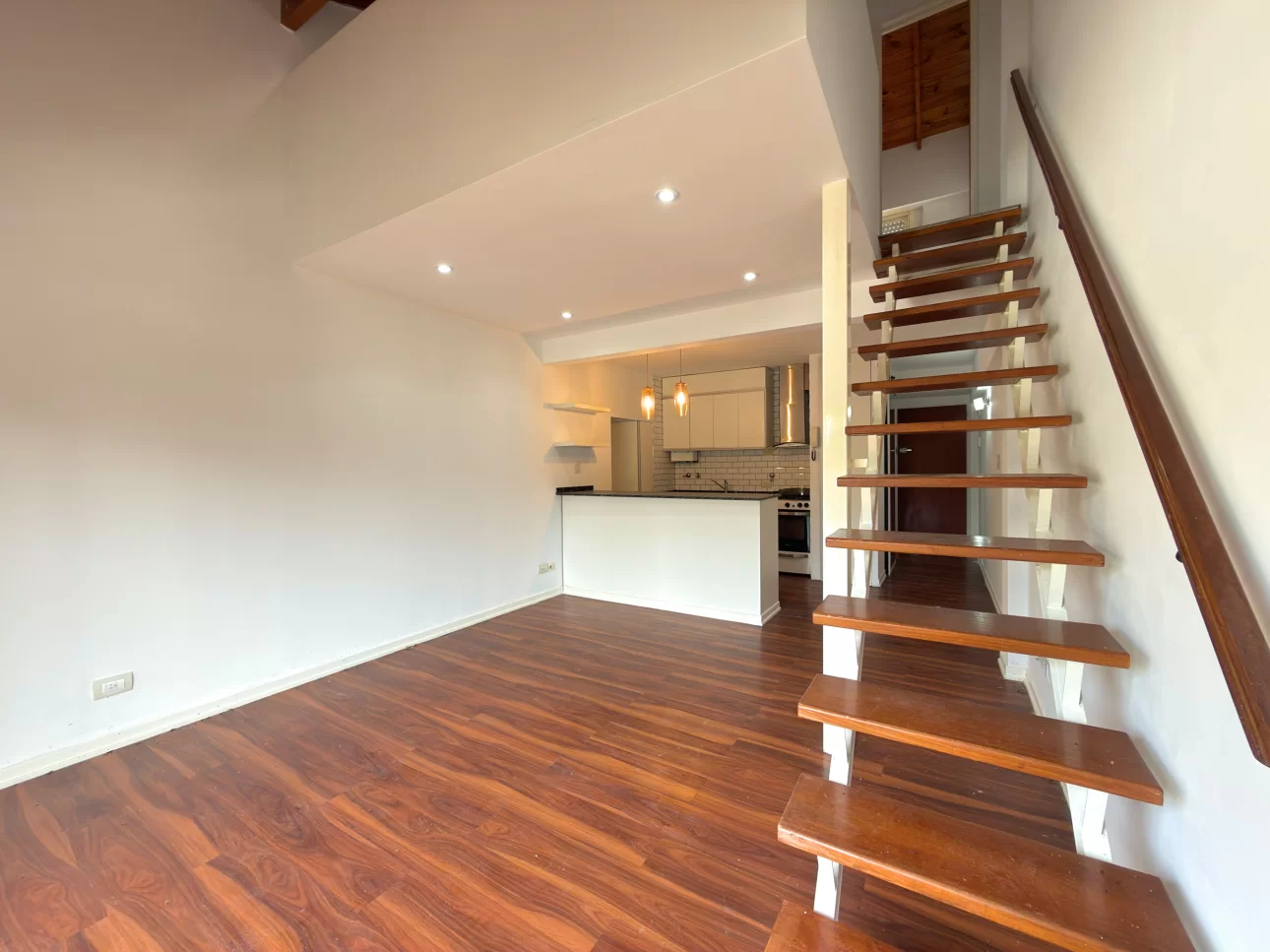 Departamento de 2 y 1/2 ambientes en duplex con balcon