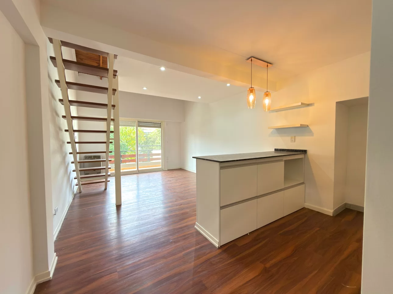 Departamento de 2 y 1/2 ambientes en duplex con balcon