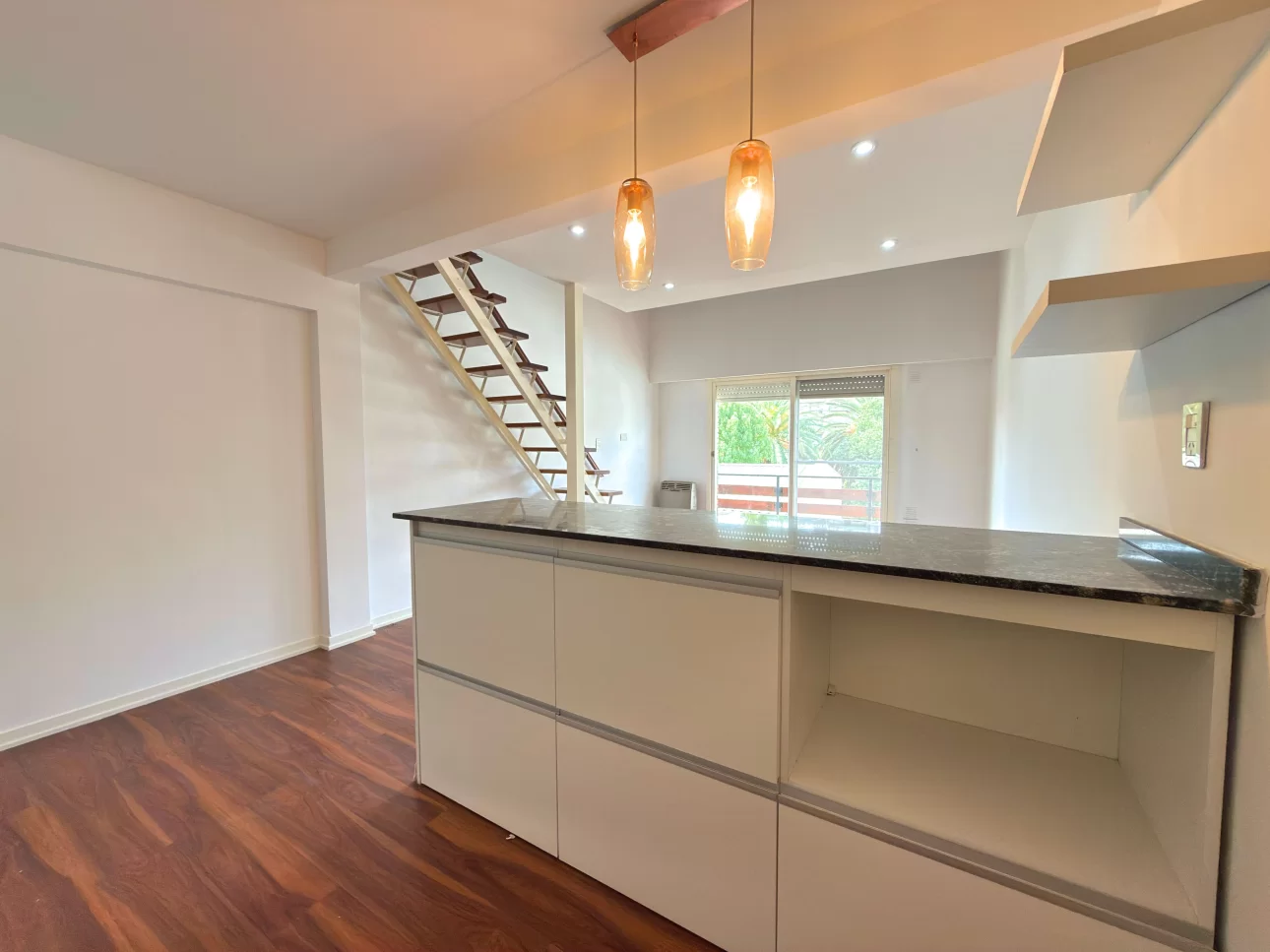 Departamento de 2 y 1/2 ambientes en duplex con balcon