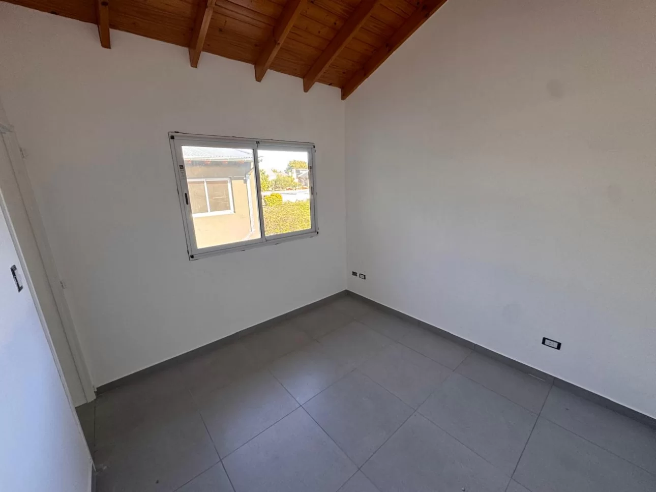 Ph en Venta -  3 amb con patio y cochera . V Ballester