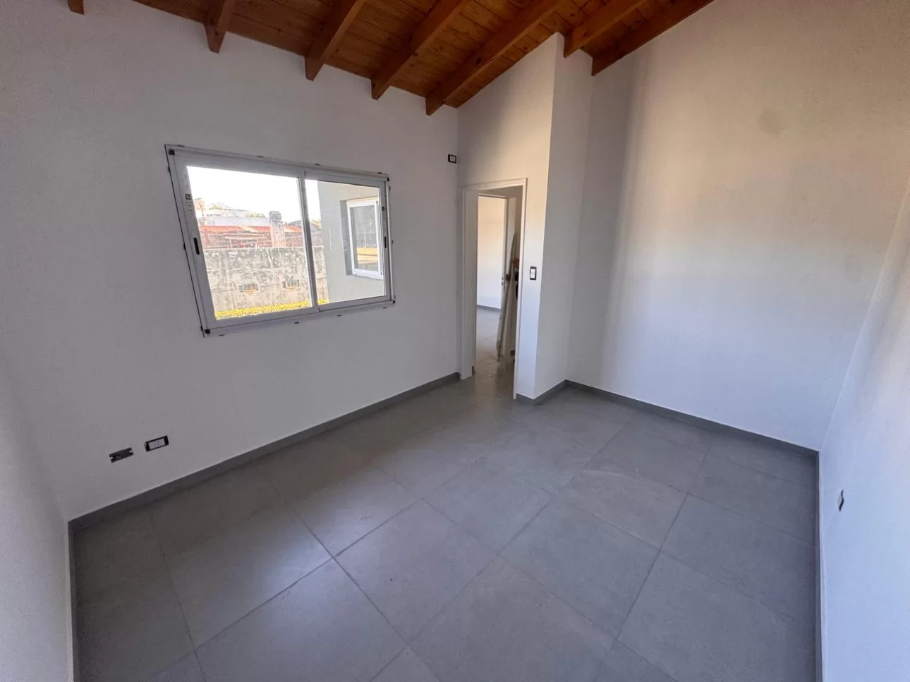 Ph en Venta -  3 amb con patio y cochera . V Ballester
