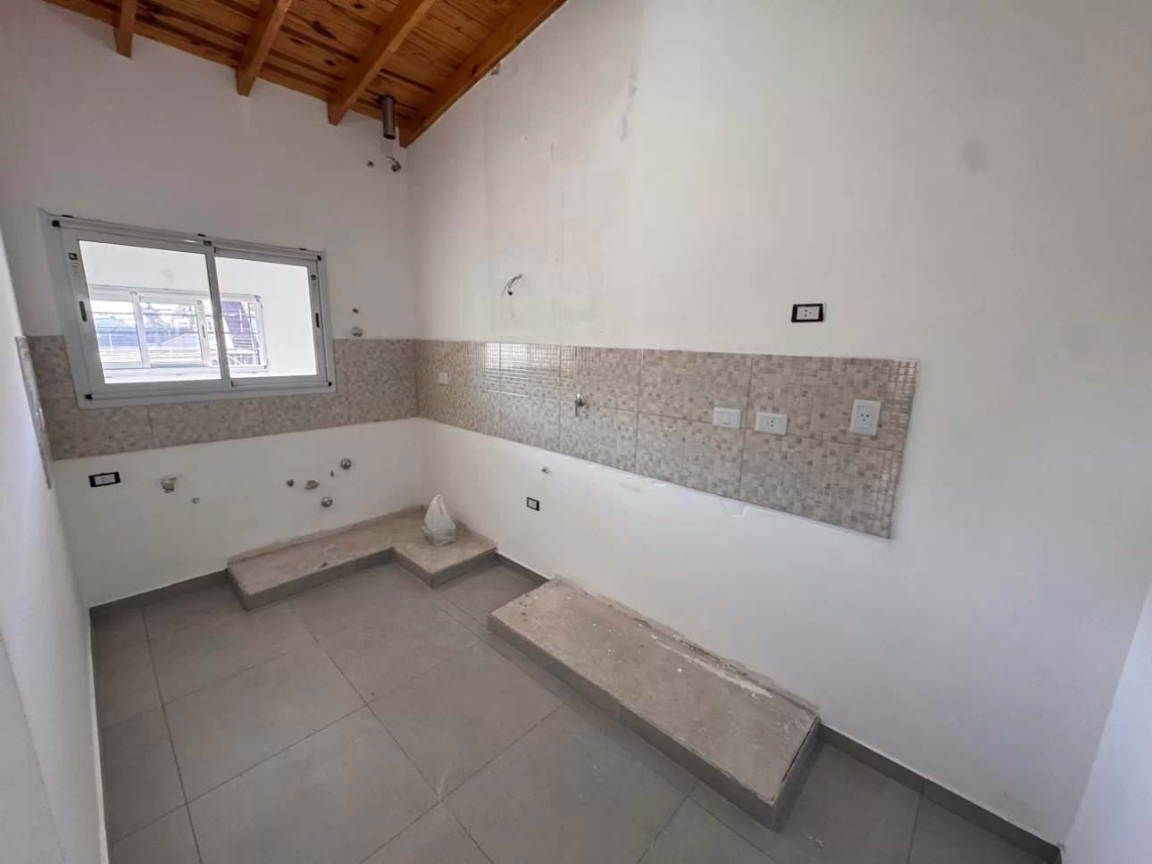 Ph en Venta -  3 amb con patio y cochera . V Ballester