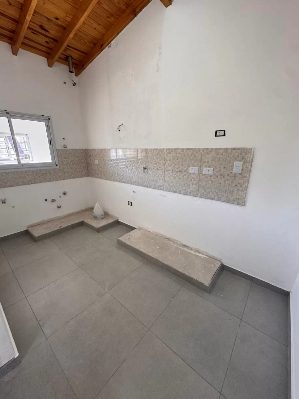 Ph en Venta -  3 amb con patio y cochera . V Ballester