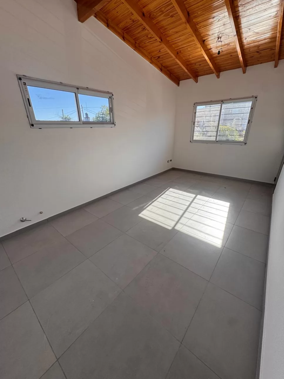 Ph en Venta -  3 amb con patio y cochera . V Ballester