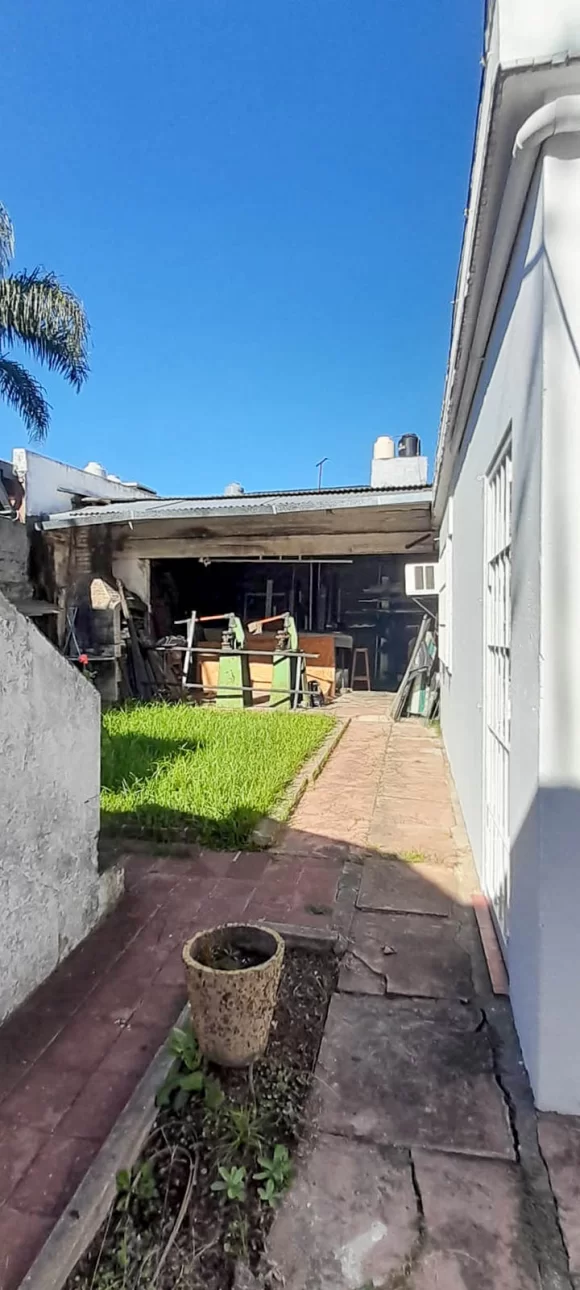 VENTA- J.L.SUAREZ- Casa Lote propio +consultorio+galpon