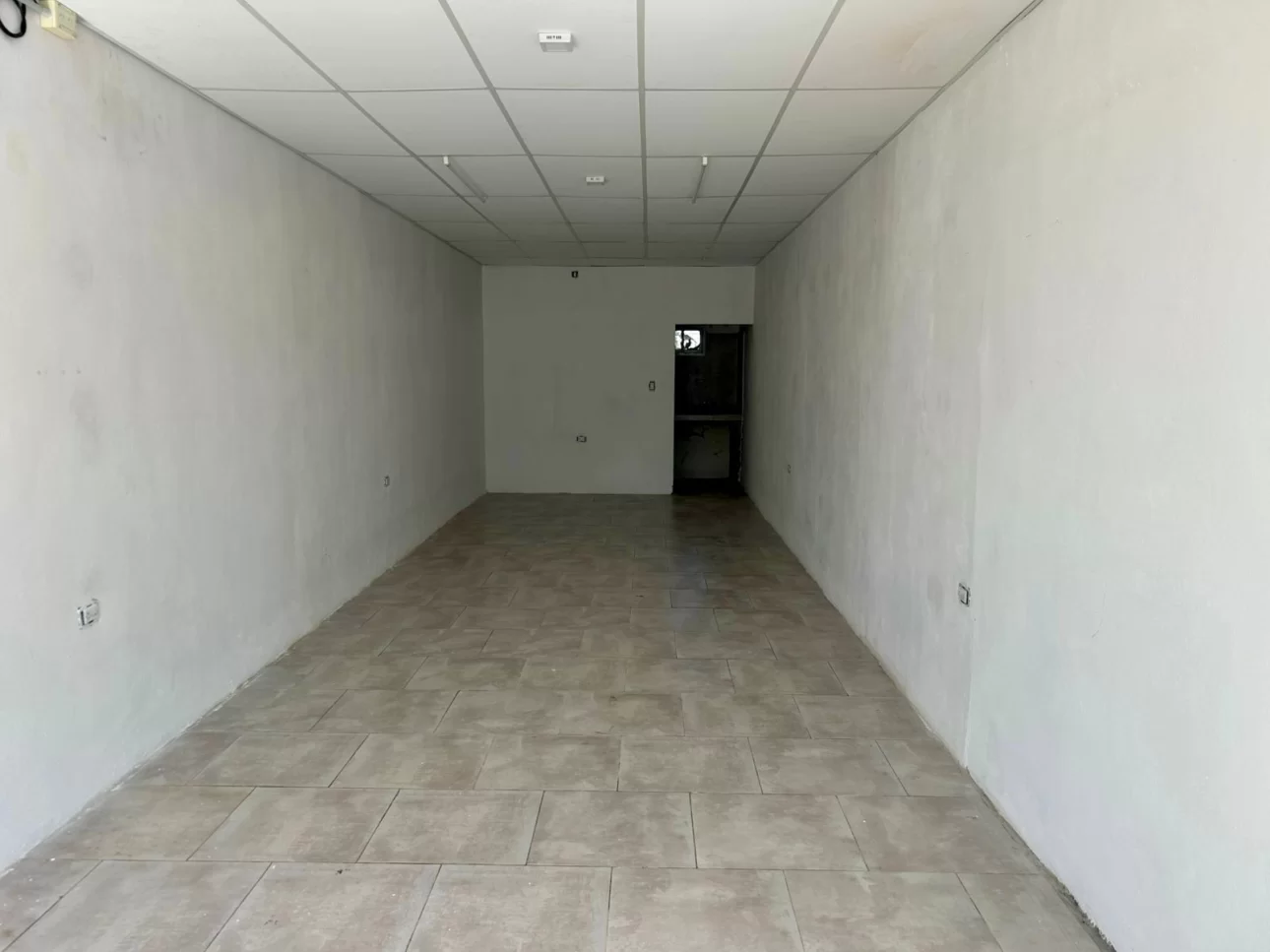 ALQUILER - LOCAL EN BARRIO VILLA LUJAN